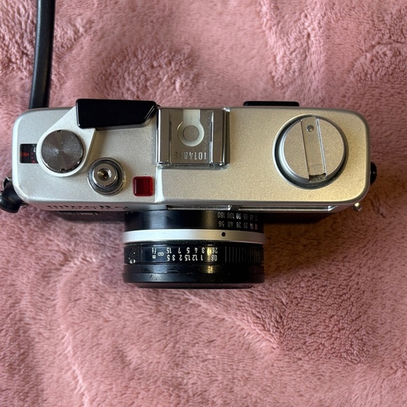 Minolta Hi-Matic F Camera - Silver and Black - Picture 3 of 6